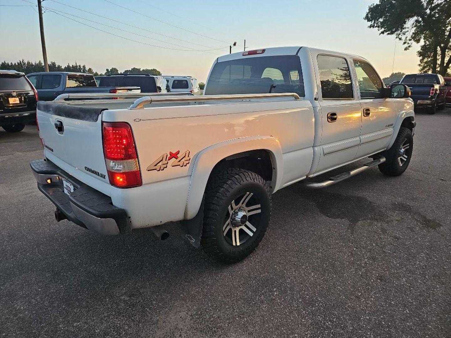 2003 WHITE CHEVROLET SILVERADO 1500 HEAVY DUTY (1GCGK13U43F) with an 6.0L engine, Automatic transmission, located at 495 Old Highway 20 West, South Sioux City, NE, 68776, (402) 494-2677, 42.458408, -96.443512 - Photo#3