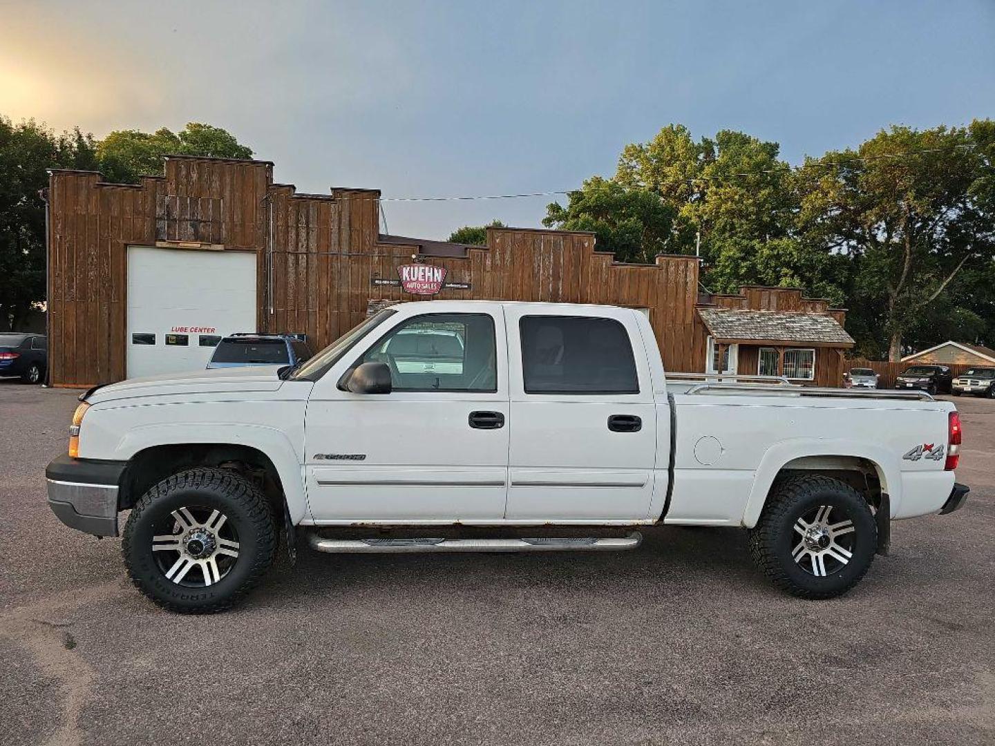 2003 WHITE CHEVROLET SILVERADO 1500 HEAVY DUTY (1GCGK13U43F) with an 6.0L engine, Automatic transmission, located at 495 Old Highway 20 West, South Sioux City, NE, 68776, (402) 494-2677, 42.458408, -96.443512 - Photo#1