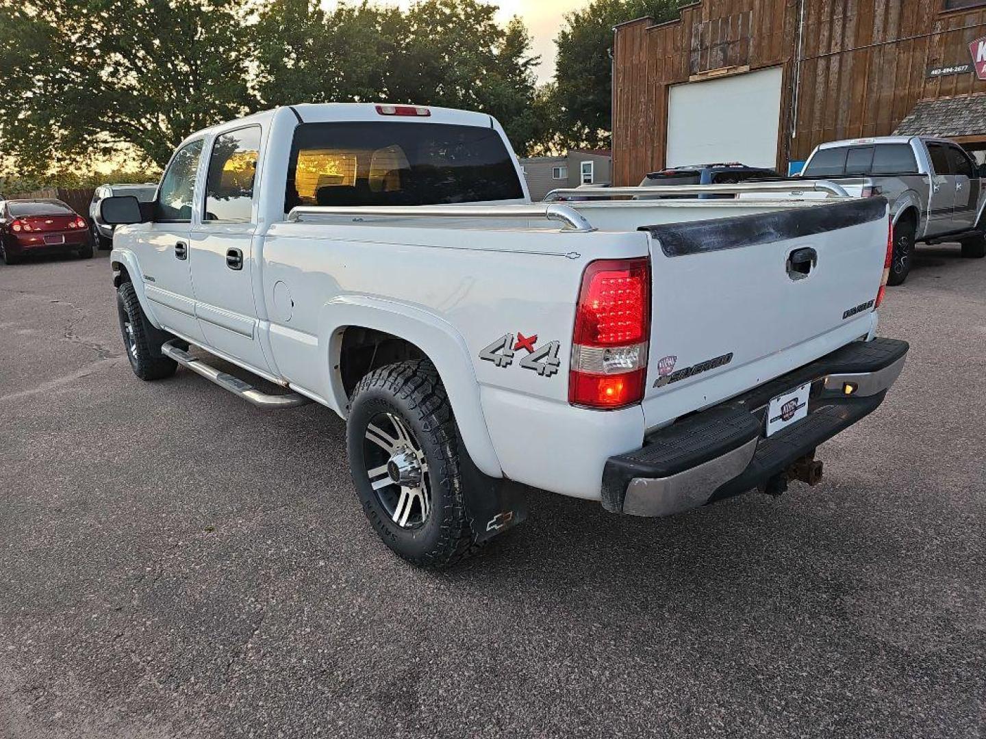 2003 WHITE CHEVROLET SILVERADO 1500 HEAVY DUTY (1GCGK13U43F) with an 6.0L engine, Automatic transmission, located at 495 Old Highway 20 West, South Sioux City, NE, 68776, (402) 494-2677, 42.458408, -96.443512 - Photo#2