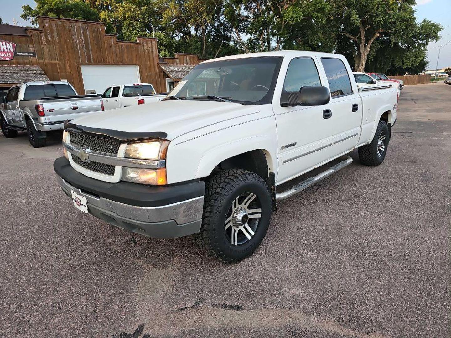 2003 WHITE CHEVROLET SILVERADO 1500 HEAVY DUTY (1GCGK13U43F) with an 6.0L engine, Automatic transmission, located at 495 Old Highway 20 West, South Sioux City, NE, 68776, (402) 494-2677, 42.458408, -96.443512 - Photo#0