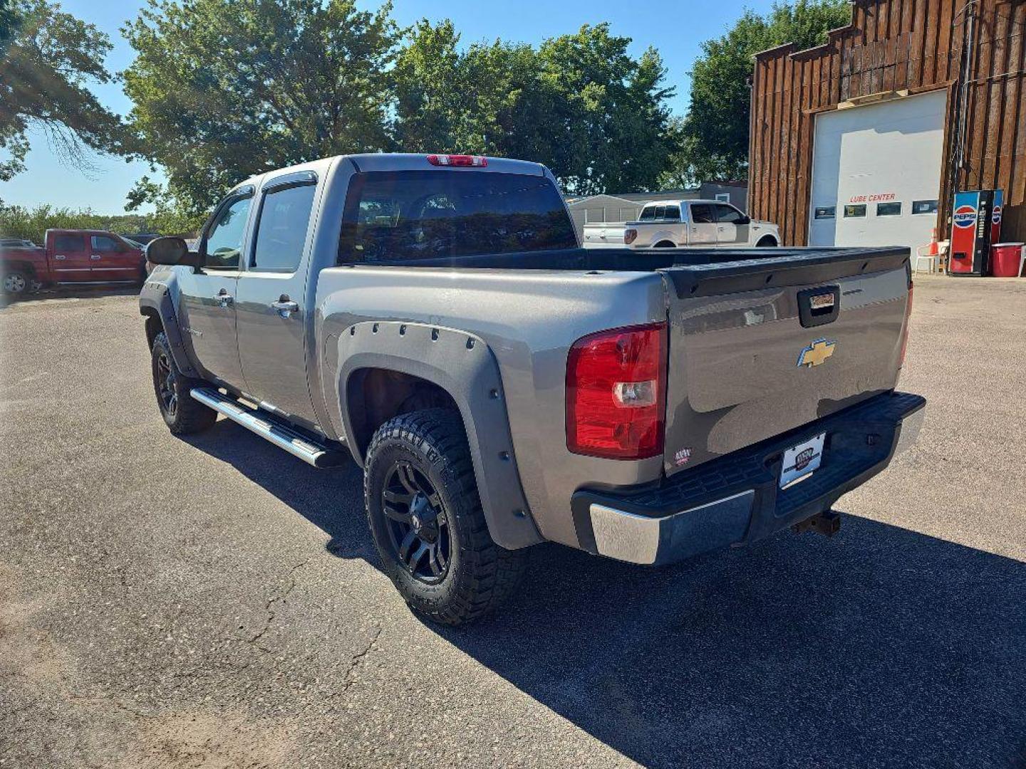 2009 GREY CHEVROLET SILVERADO 1500 LTZ (3GCEK33329G) with an 5.3L engine, Automatic transmission, located at 495 Old Highway 20 West, South Sioux City, NE, 68776, (402) 494-2677, 42.458408, -96.443512 - Photo#2