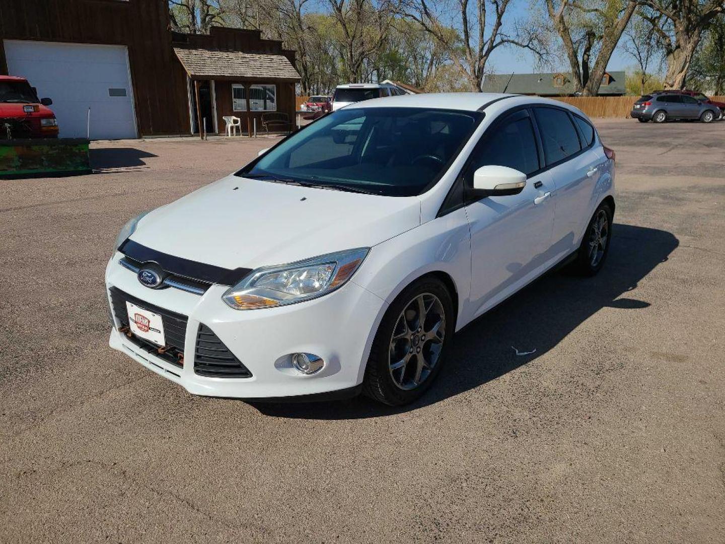 2014 WHITE FORD FOCUS SE (1FADP3K23EL) with an 2.0L engine, 6-Speed Manual transmission, located at 495 Old Highway 20 West, South Sioux City, NE, 68776, (402) 494-2677, 42.458408, -96.443512 - Photo#0