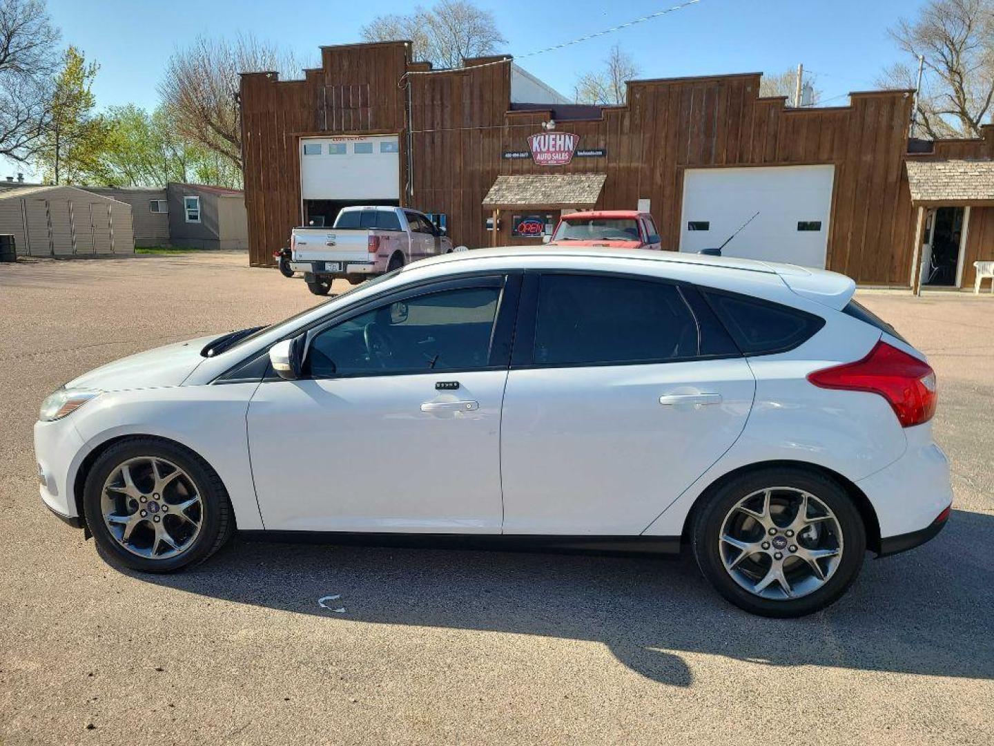 2014 WHITE FORD FOCUS SE (1FADP3K23EL) with an 2.0L engine, 6-Speed Manual transmission, located at 495 Old Highway 20 West, South Sioux City, NE, 68776, (402) 494-2677, 42.458408, -96.443512 - Photo#1