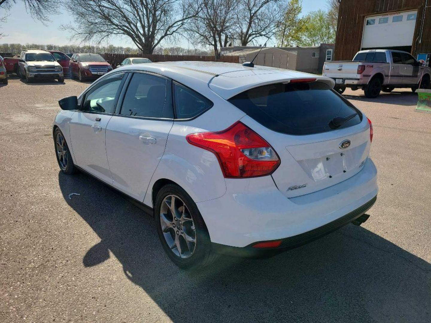 2014 WHITE FORD FOCUS SE (1FADP3K23EL) with an 2.0L engine, 6-Speed Manual transmission, located at 495 Old Highway 20 West, South Sioux City, NE, 68776, (402) 494-2677, 42.458408, -96.443512 - Photo#2