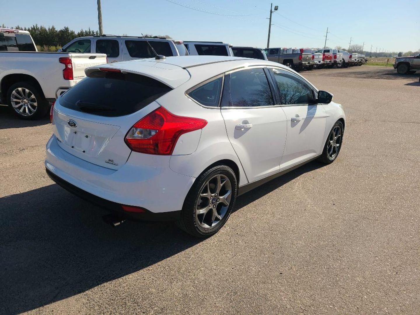 2014 WHITE FORD FOCUS SE (1FADP3K23EL) with an 2.0L engine, 6-Speed Manual transmission, located at 495 Old Highway 20 West, South Sioux City, NE, 68776, (402) 494-2677, 42.458408, -96.443512 - Photo#3