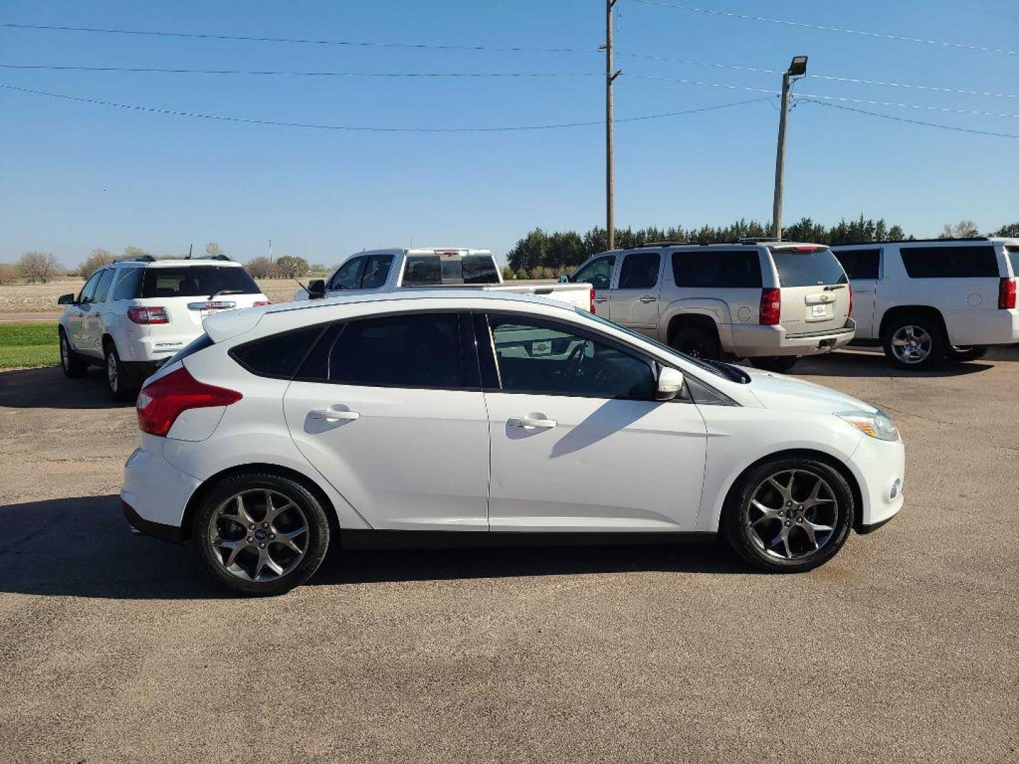 2014 WHITE FORD FOCUS SE (1FADP3K23EL) with an 2.0L engine, 6-Speed Manual transmission, located at 495 Old Highway 20 West, South Sioux City, NE, 68776, (402) 494-2677, 42.458408, -96.443512 - Photo#4