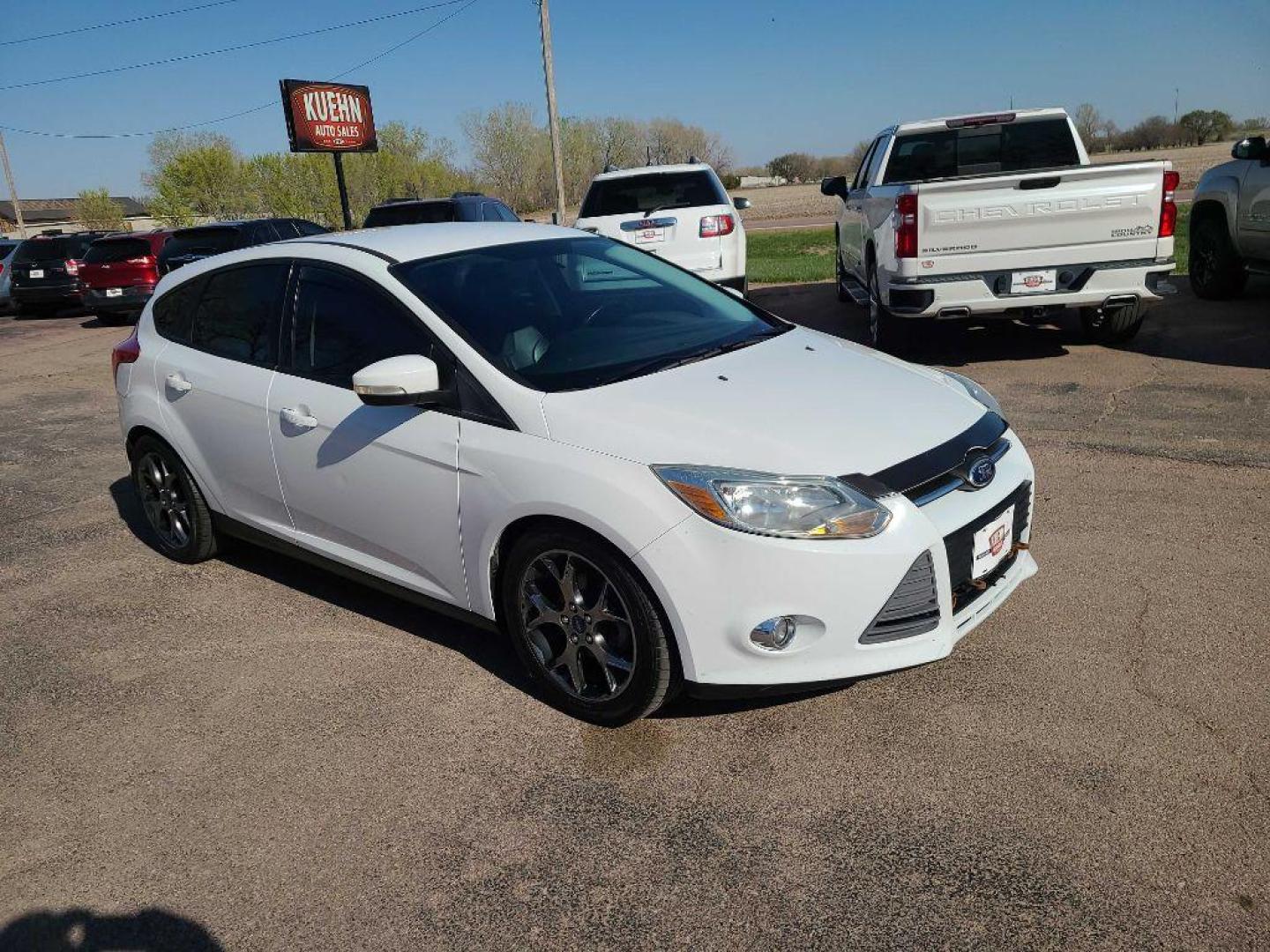 2014 WHITE FORD FOCUS SE (1FADP3K23EL) with an 2.0L engine, 6-Speed Manual transmission, located at 495 Old Highway 20 West, South Sioux City, NE, 68776, (402) 494-2677, 42.458408, -96.443512 - Photo#5