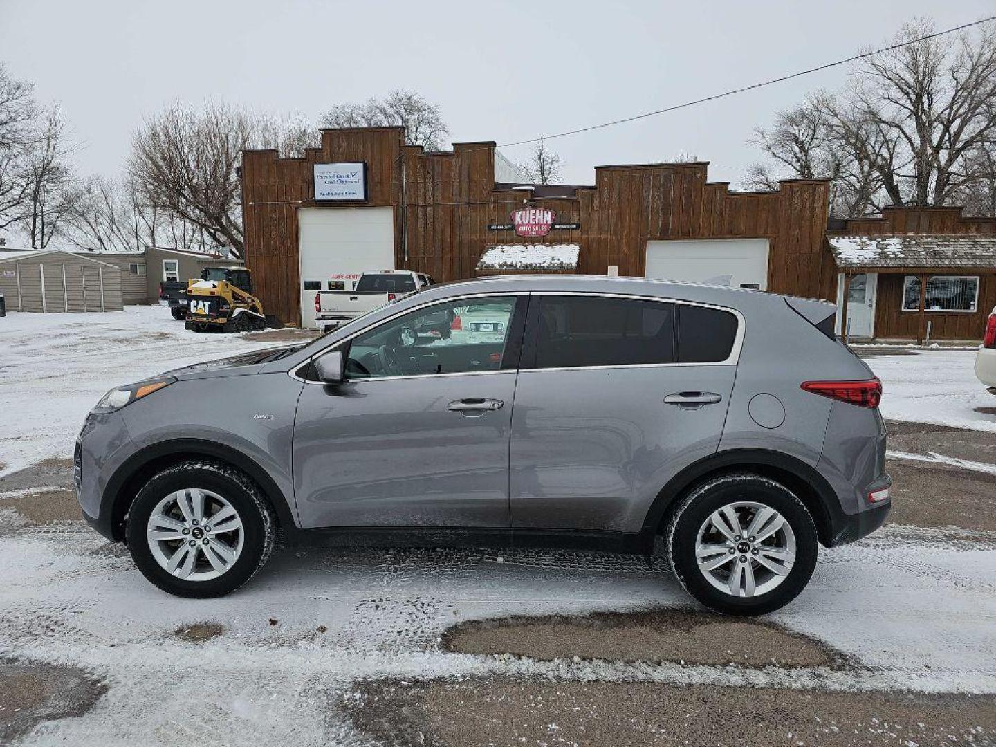 2017 SILVER KIA SPORTAGE LX (KNDPMCAC6H7) with an 2.4L engine, Automatic transmission, located at 495 Old Highway 20 West, South Sioux City, NE, 68776, (402) 494-2677, 42.458408, -96.443512 - Photo#1