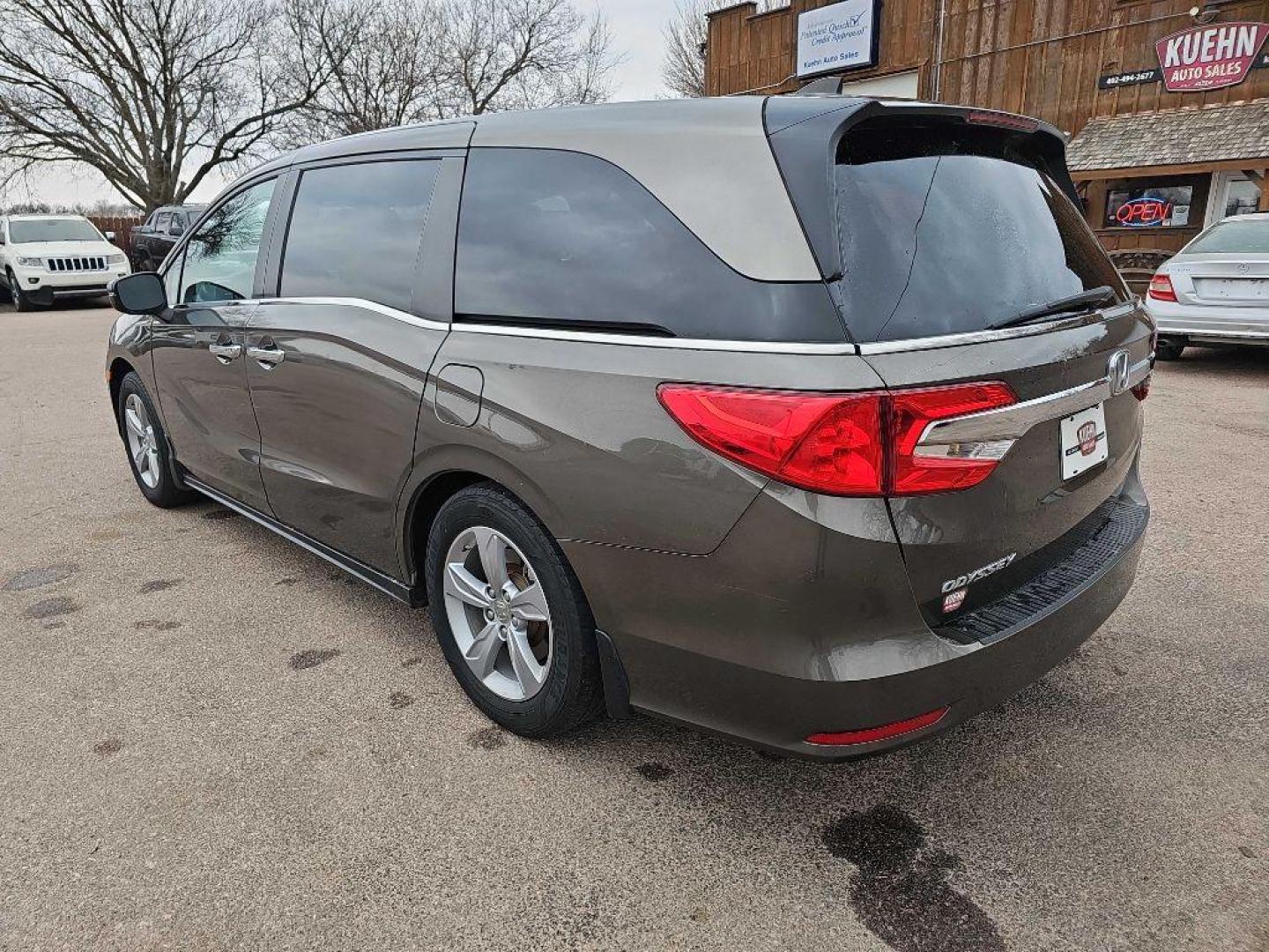 2018 BRONZE HONDA ODYSSEY EXL (5FNRL6H71JB) with an 3.5L engine, Automatic transmission, located at 495 Old Highway 20 West, South Sioux City, NE, 68776, (402) 494-2677, 42.458408, -96.443512 - Photo#5