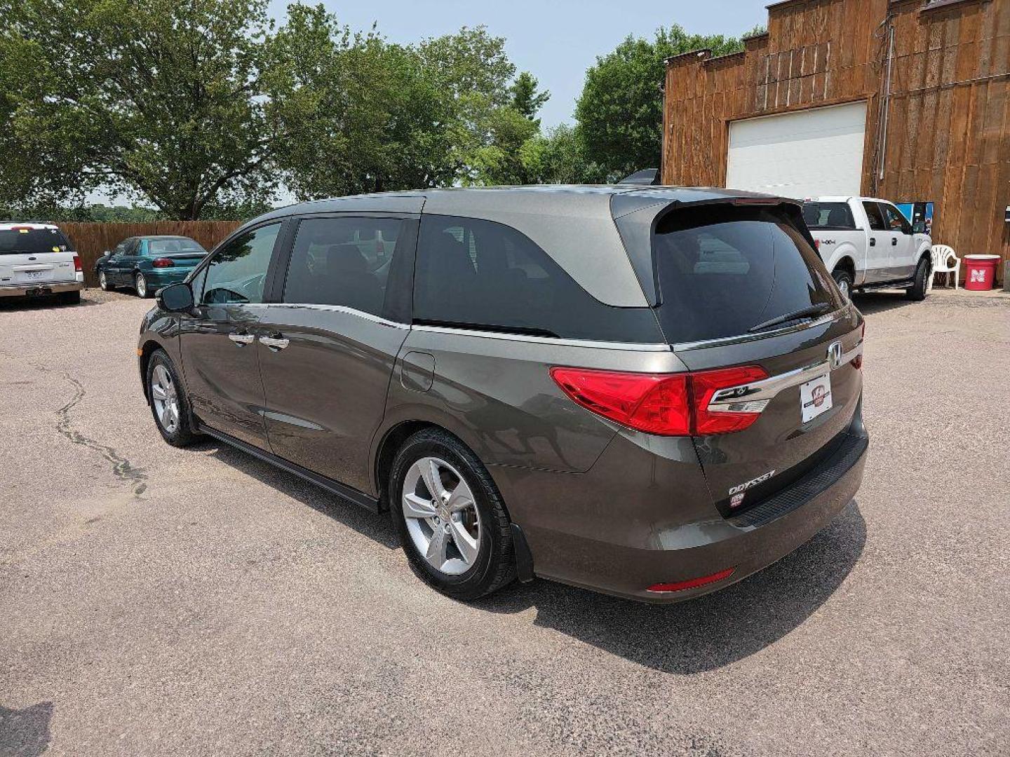 2018 BRONZE HONDA ODYSSEY EXL (5FNRL6H71JB) with an 3.5L engine, Automatic transmission, located at 495 Old Highway 20 West, South Sioux City, NE, 68776, (402) 494-2677, 42.458408, -96.443512 - Photo#2