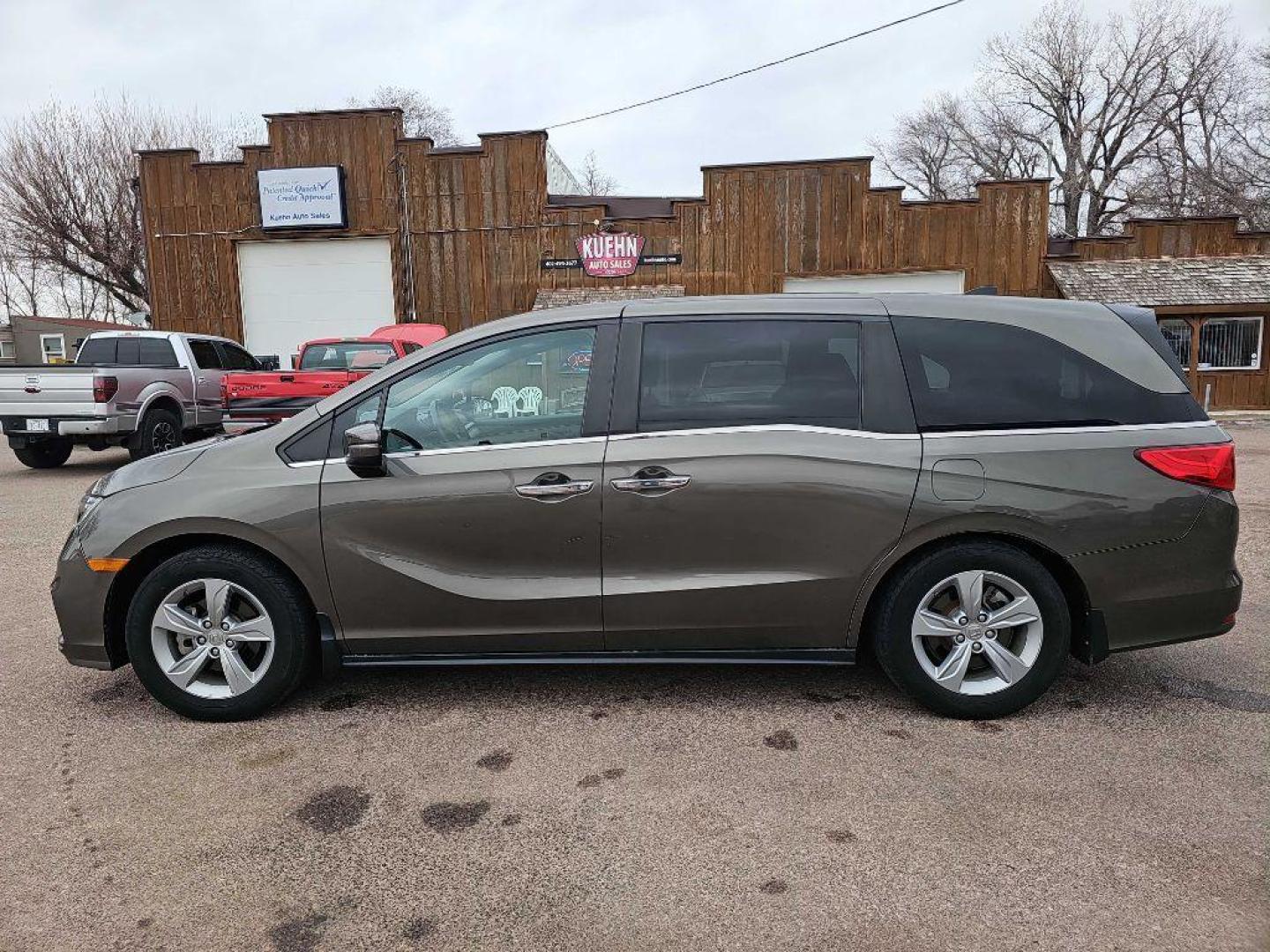 2018 BRONZE HONDA ODYSSEY EXL (5FNRL6H71JB) with an 3.5L engine, Automatic transmission, located at 495 Old Highway 20 West, South Sioux City, NE, 68776, (402) 494-2677, 42.458408, -96.443512 - Photo#18