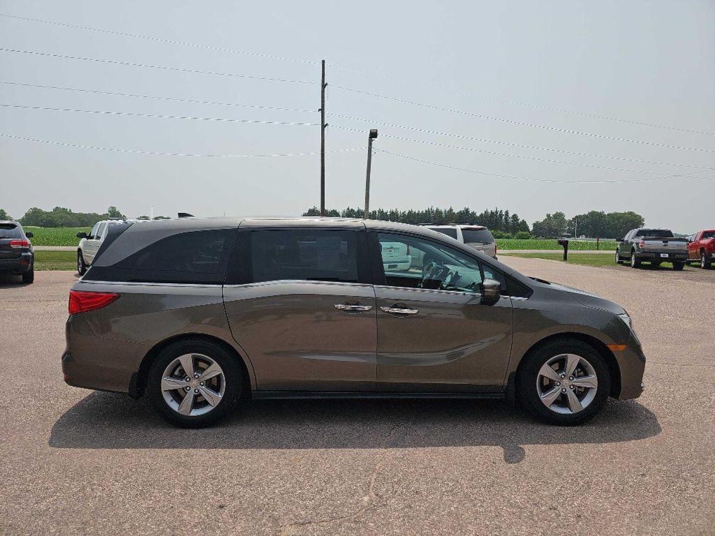 2018 BRONZE HONDA ODYSSEY EXL (5FNRL6H71JB) with an 3.5L engine, Automatic transmission, located at 495 Old Highway 20 West, South Sioux City, NE, 68776, (402) 494-2677, 42.458408, -96.443512 - Photo#4