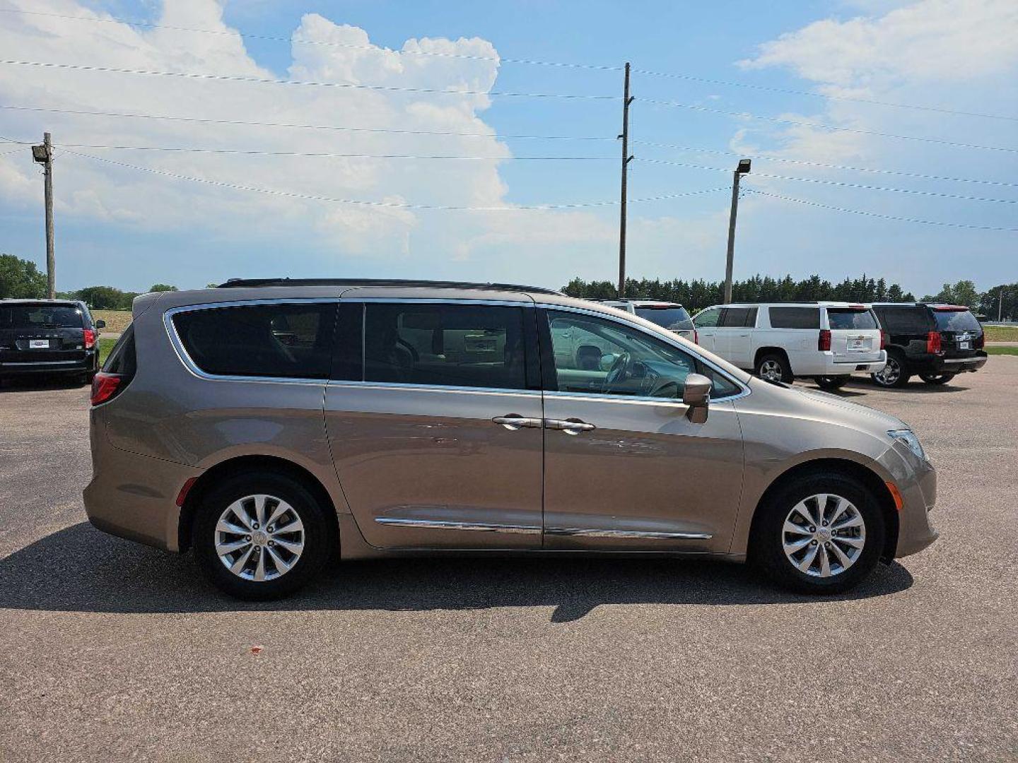 2017 TAN CHRYSLER PACIFICA TOURING L (2C4RC1BG9HR) with an 3.6L engine, Automatic transmission, located at 495 Old Highway 20 West, South Sioux City, NE, 68776, (402) 494-2677, 42.458408, -96.443512 - Photo#4