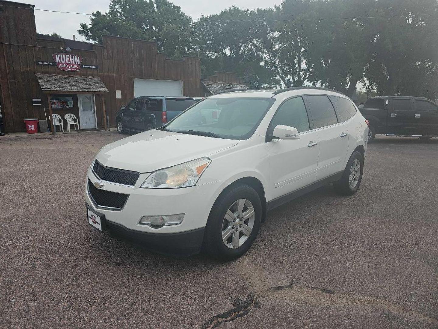 2010 WHITE CHEVROLET TRAVERSE LT (1GNLVFED1AJ) with an 3.6L engine, Automatic transmission, located at 495 Old Highway 20 West, South Sioux City, NE, 68776, (402) 494-2677, 42.458408, -96.443512 - Photo#0