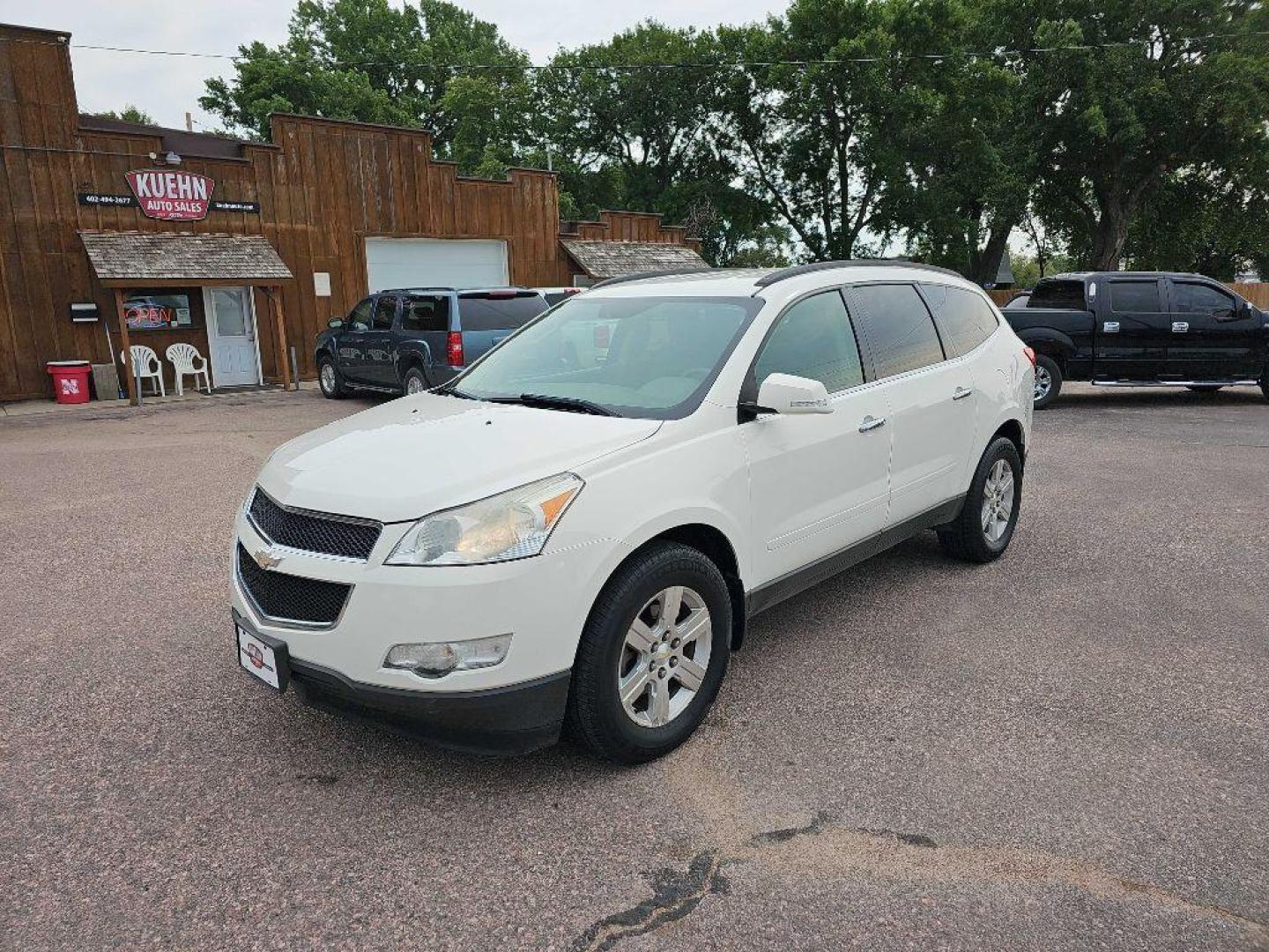 2010 WHITE CHEVROLET TRAVERSE LT (1GNLVFED1AJ) with an 3.6L engine, Automatic transmission, located at 495 Old Highway 20 West, South Sioux City, NE, 68776, (402) 494-2677, 42.458408, -96.443512 - Photo#1