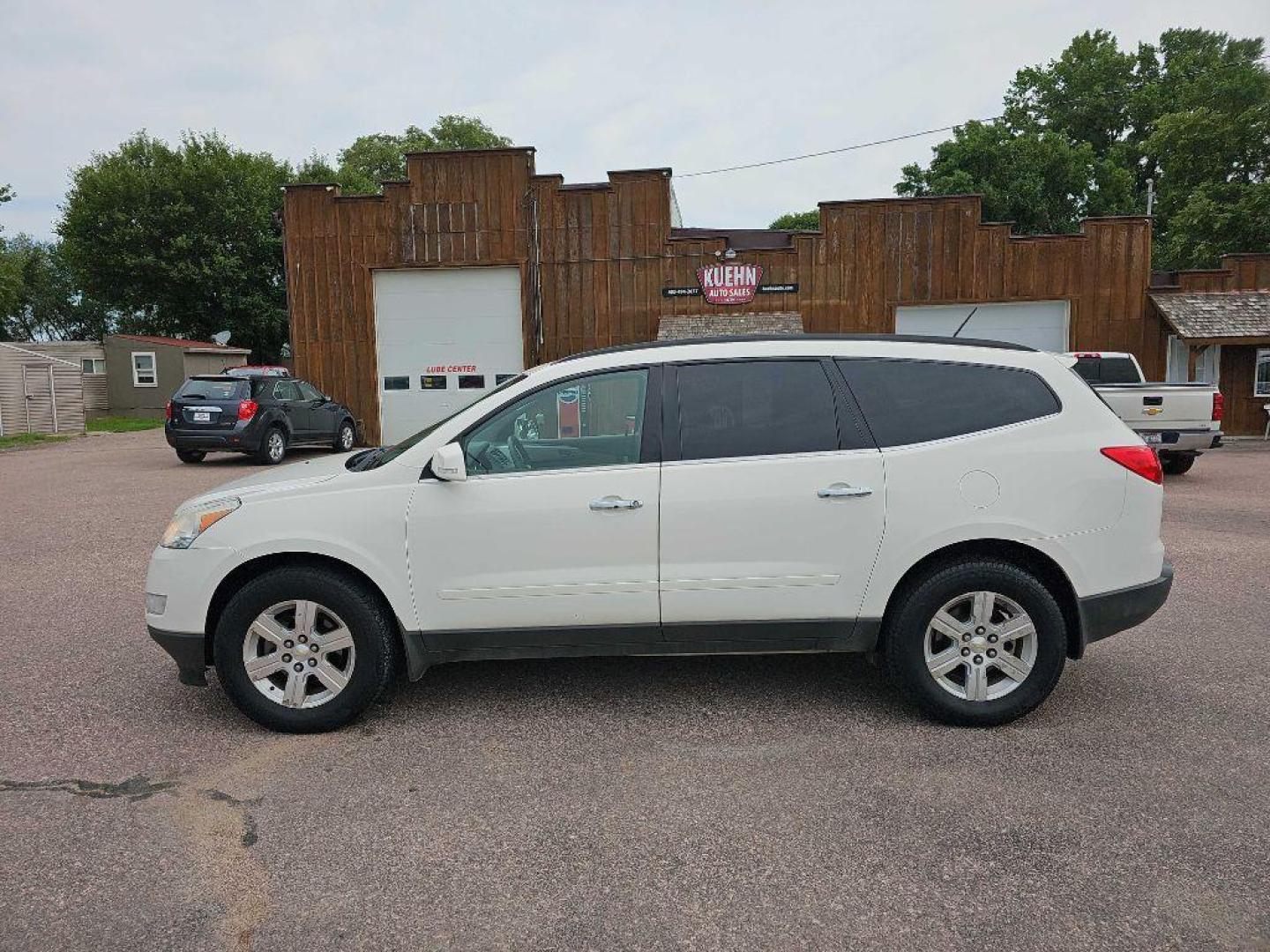 2010 WHITE CHEVROLET TRAVERSE LT (1GNLVFED1AJ) with an 3.6L engine, Automatic transmission, located at 495 Old Highway 20 West, South Sioux City, NE, 68776, (402) 494-2677, 42.458408, -96.443512 - Photo#2