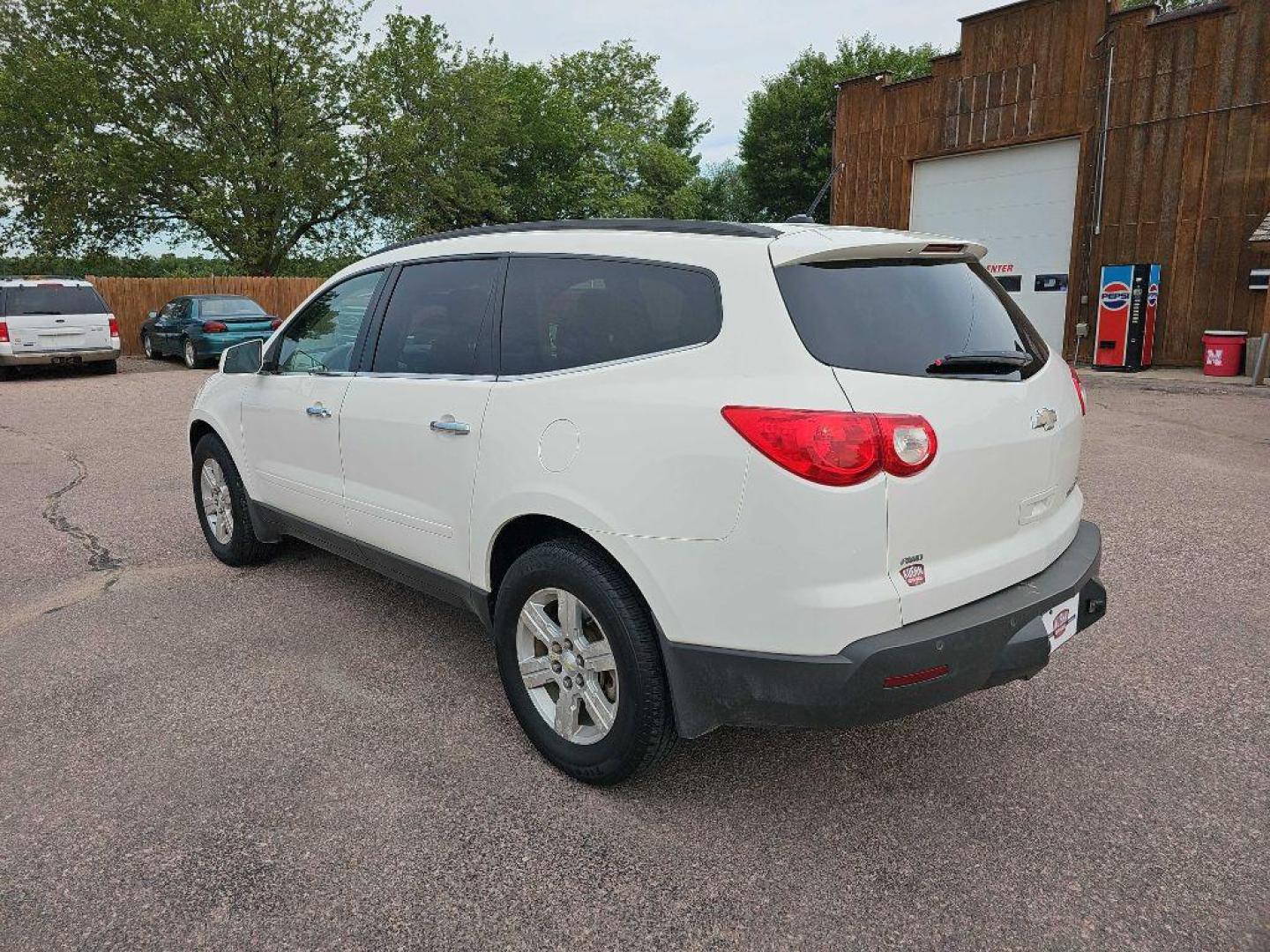 2010 WHITE CHEVROLET TRAVERSE LT (1GNLVFED1AJ) with an 3.6L engine, Automatic transmission, located at 495 Old Highway 20 West, South Sioux City, NE, 68776, (402) 494-2677, 42.458408, -96.443512 - Photo#3