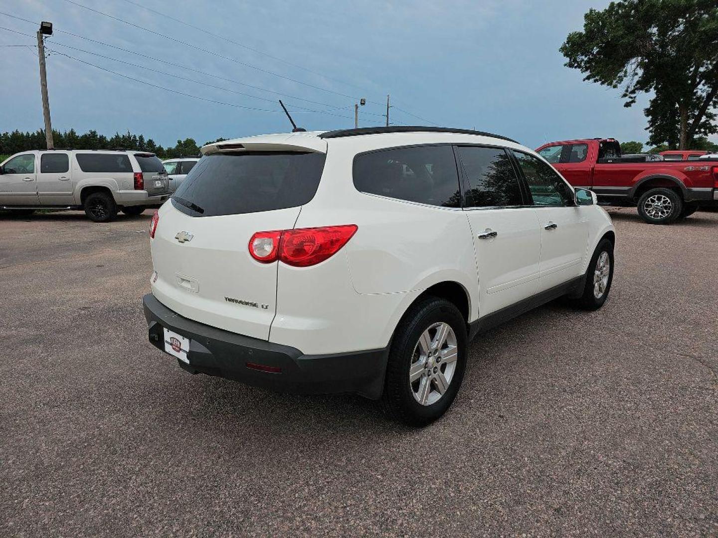 2010 WHITE CHEVROLET TRAVERSE LT (1GNLVFED1AJ) with an 3.6L engine, Automatic transmission, located at 495 Old Highway 20 West, South Sioux City, NE, 68776, (402) 494-2677, 42.458408, -96.443512 - Photo#4