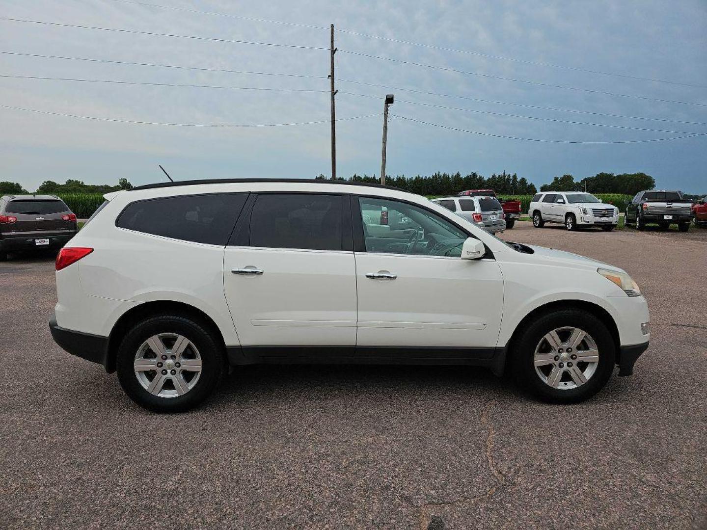 2010 WHITE CHEVROLET TRAVERSE LT (1GNLVFED1AJ) with an 3.6L engine, Automatic transmission, located at 495 Old Highway 20 West, South Sioux City, NE, 68776, (402) 494-2677, 42.458408, -96.443512 - Photo#5