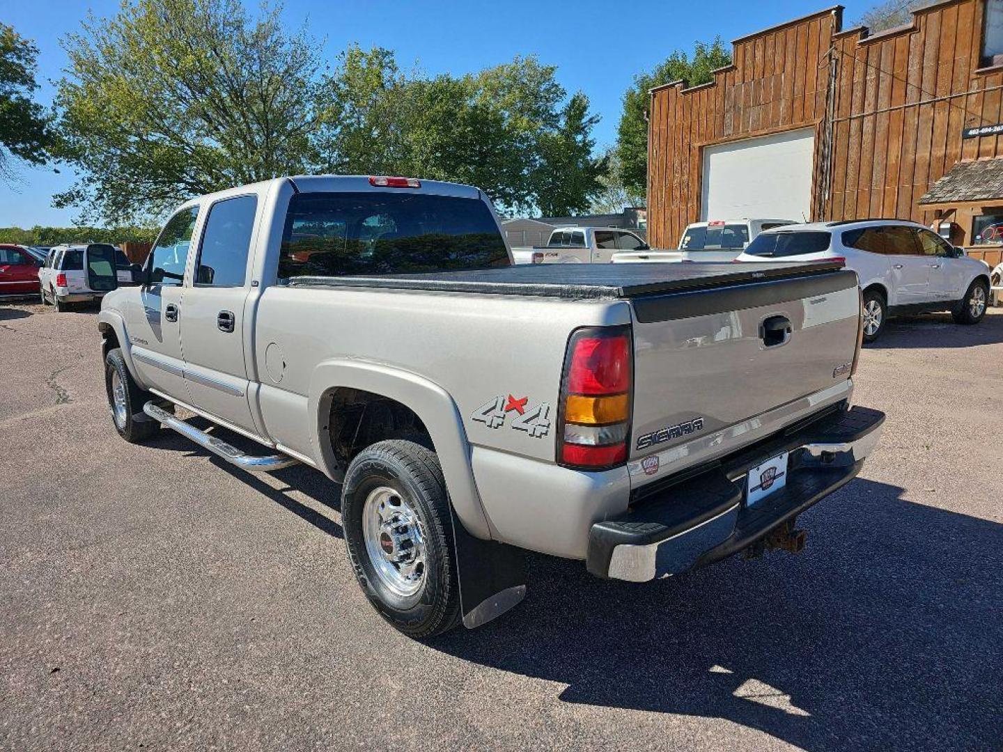 2005 PEWTER GMC SIERRA 2500 HEAVY DUTY (1GTHK23U65F) with an 6.0L engine, Automatic transmission, located at 495 Old Highway 20 West, South Sioux City, NE, 68776, (402) 494-2677, 42.458408, -96.443512 - Photo#2