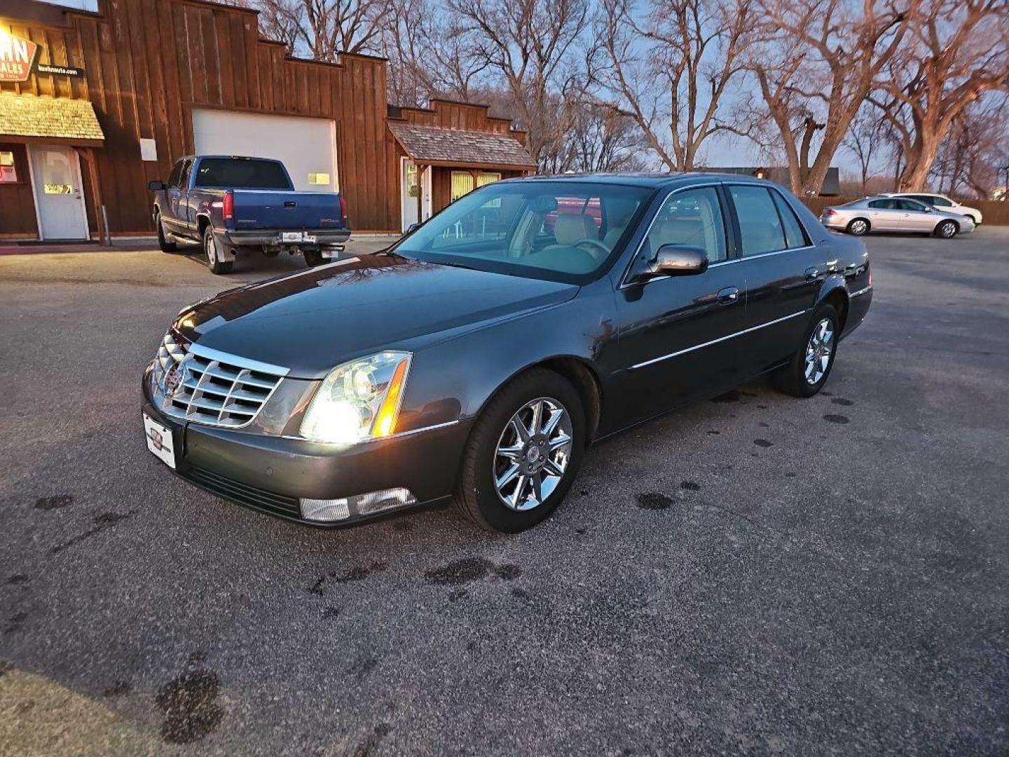 2010 GREY CADILLAC DTS LUXURY COLLECTION (1G6KD5EYXAU) with an 4.6L engine, Automatic transmission, located at 495 Old Highway 20 West, South Sioux City, NE, 68776, (402) 494-2677, 42.458408, -96.443512 - Photo#0