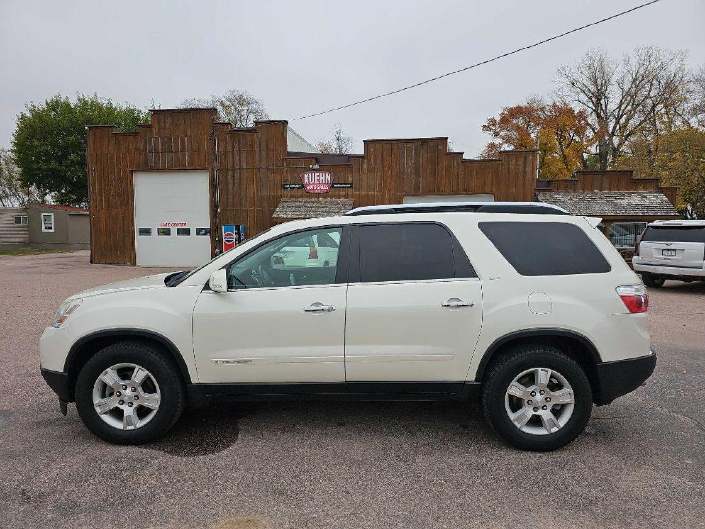 2008 WHITE GMC ACADIA SLT-2 (1GKEV33728J) with an 3.6L engine, Automatic transmission, located at 495 Old Highway 20 West, South Sioux City, NE, 68776, (402) 494-2677, 42.458408, -96.443512 - Photo#1