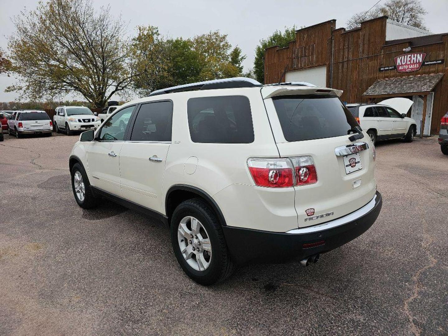 2008 WHITE GMC ACADIA SLT-2 (1GKEV33728J) with an 3.6L engine, Automatic transmission, located at 495 Old Highway 20 West, South Sioux City, NE, 68776, (402) 494-2677, 42.458408, -96.443512 - Photo#2