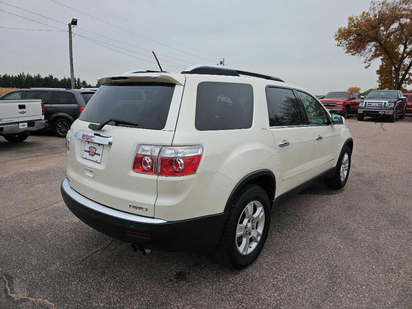 2008 WHITE GMC ACADIA SLT-2 (1GKEV33728J) with an 3.6L engine, Automatic transmission, located at 495 Old Highway 20 West, South Sioux City, NE, 68776, (402) 494-2677, 42.458408, -96.443512 - Photo#3