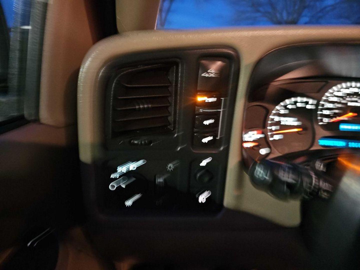 2004 MAROON CHEVROLET SILVERADO 2500 HEAVY DUTY (1GCHK29U04E) with an 6.0L engine, Automatic transmission, located at 495 Old Highway 20 West, South Sioux City, NE, 68776, (402) 494-2677, 42.458408, -96.443512 - Photo#11