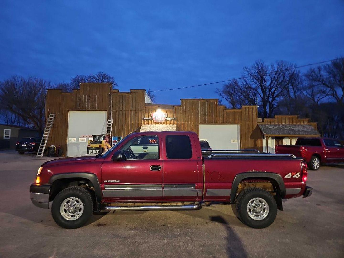 2004 MAROON CHEVROLET SILVERADO 2500 HEAVY DUTY (1GCHK29U04E) with an 6.0L engine, Automatic transmission, located at 495 Old Highway 20 West, South Sioux City, NE, 68776, (402) 494-2677, 42.458408, -96.443512 - Photo#2