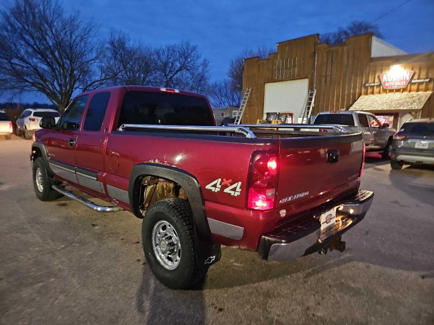 2004 MAROON CHEVROLET SILVERADO 2500 HEAVY DUTY (1GCHK29U04E) with an 6.0L engine, Automatic transmission, located at 495 Old Highway 20 West, South Sioux City, NE, 68776, (402) 494-2677, 42.458408, -96.443512 - Photo#3