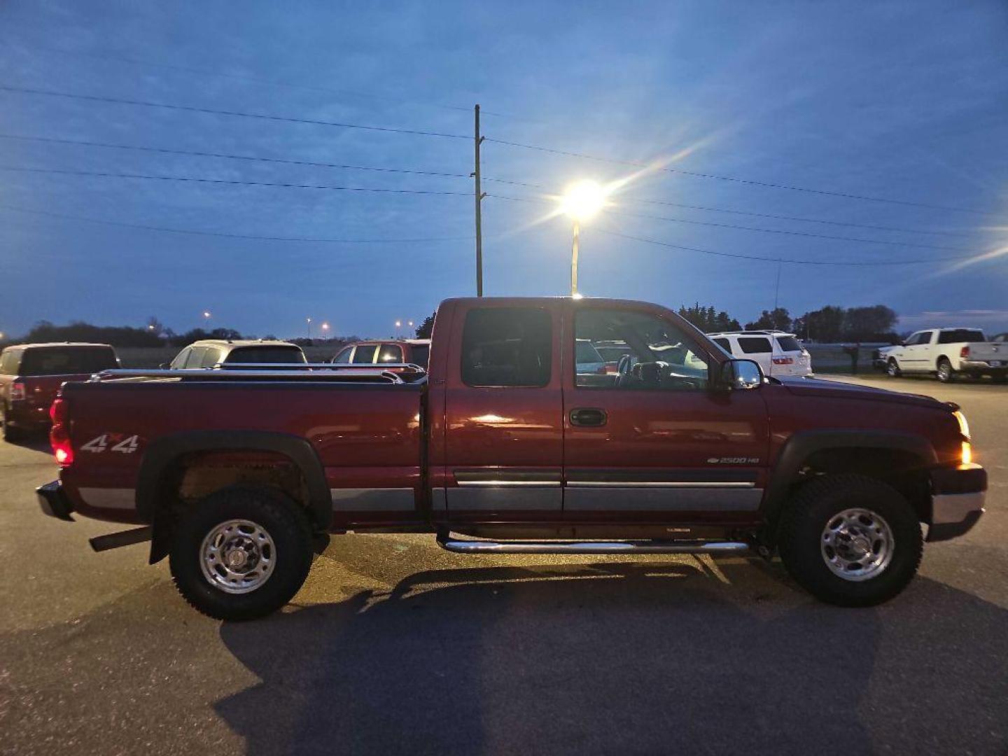 2004 MAROON CHEVROLET SILVERADO 2500 HEAVY DUTY (1GCHK29U04E) with an 6.0L engine, Automatic transmission, located at 495 Old Highway 20 West, South Sioux City, NE, 68776, (402) 494-2677, 42.458408, -96.443512 - Photo#5