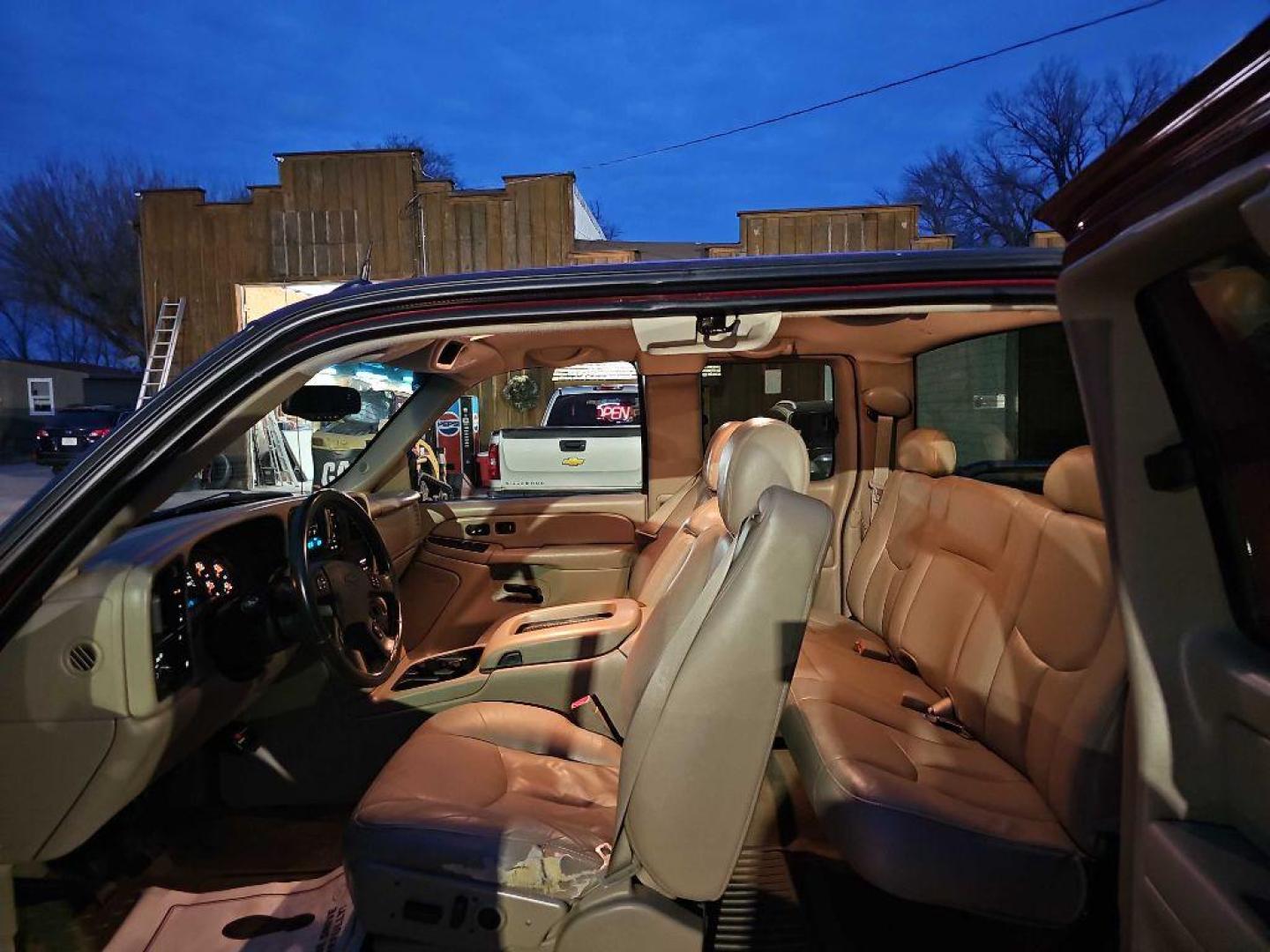 2004 MAROON CHEVROLET SILVERADO 2500 HEAVY DUTY (1GCHK29U04E) with an 6.0L engine, Automatic transmission, located at 495 Old Highway 20 West, South Sioux City, NE, 68776, (402) 494-2677, 42.458408, -96.443512 - Photo#7