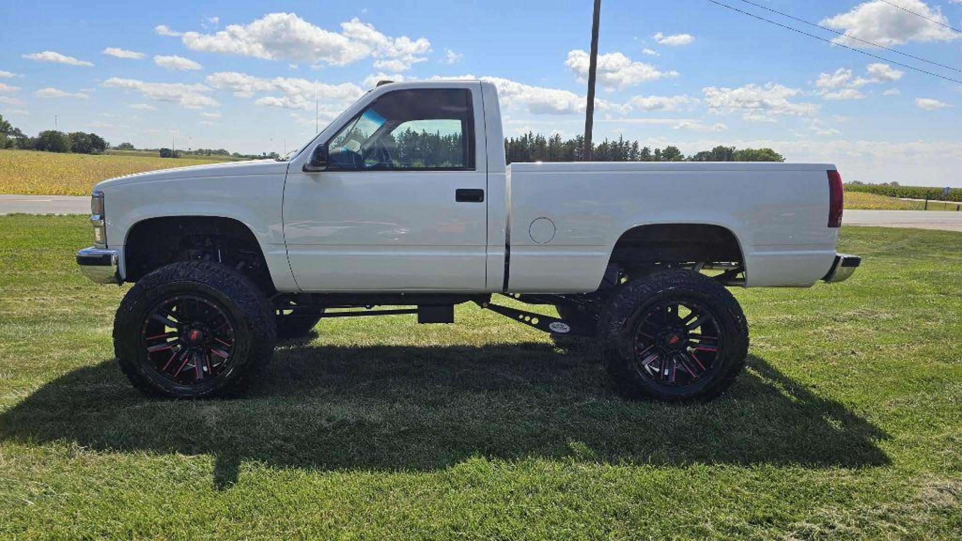 1991 WHITE CHEVROLET GMT-400 K1500 (1GCDK14H6MZ) with an 5.3 engine, Automatic transmission, located at 495 Old Highway 20 West, South Sioux City, NE, 68776, (402) 494-2677, 42.458408, -96.443512 - Photo#0