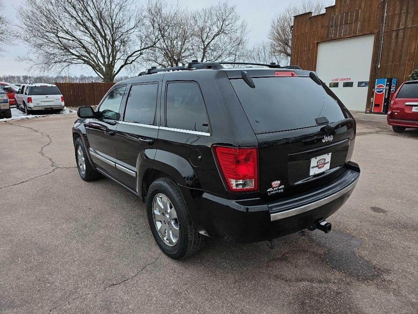 2008 BLACK JEEP GRAND CHEROKEE LIMITED (1J8HR582X8C) with an 5.7L engine, Automatic transmission, located at 495 Old Highway 20 West, South Sioux City, NE, 68776, (402) 494-2677, 42.458408, -96.443512 - Photo#2