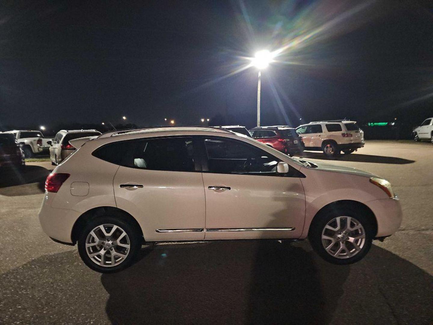 2012 WHITE NISSAN ROGUE S (JN8AS5MV8CW) with an 2.5L engine, Continuously Variable transmission, located at 495 Old Highway 20 West, South Sioux City, NE, 68776, (402) 494-2677, 42.458408, -96.443512 - Photo#4