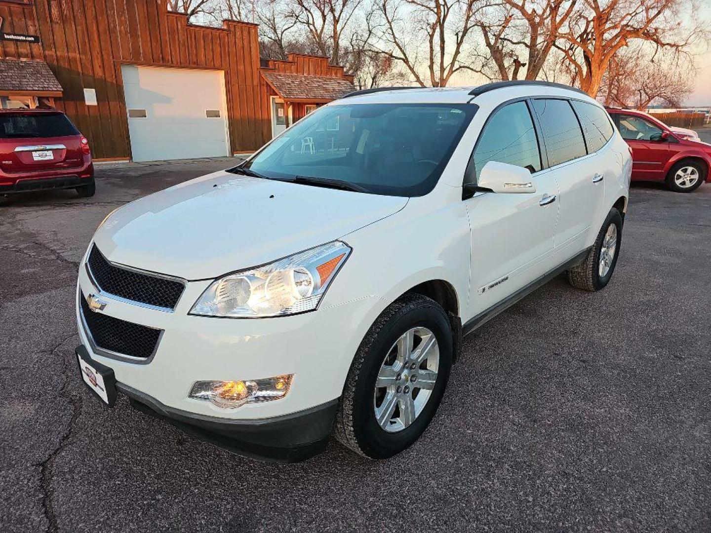 2010 WHITE CHEVROLET TRAVERSE LT (1GNLVGED0AS) with an 3.6L engine, Automatic transmission, located at 495 Old Highway 20 West, South Sioux City, NE, 68776, (402) 494-2677, 42.458408, -96.443512 - Photo#0