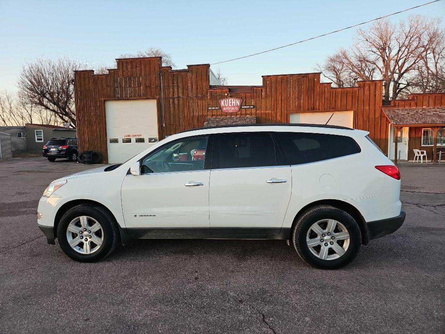 2010 WHITE CHEVROLET TRAVERSE LT (1GNLVGED0AS) with an 3.6L engine, Automatic transmission, located at 495 Old Highway 20 West, South Sioux City, NE, 68776, (402) 494-2677, 42.458408, -96.443512 - Photo#1