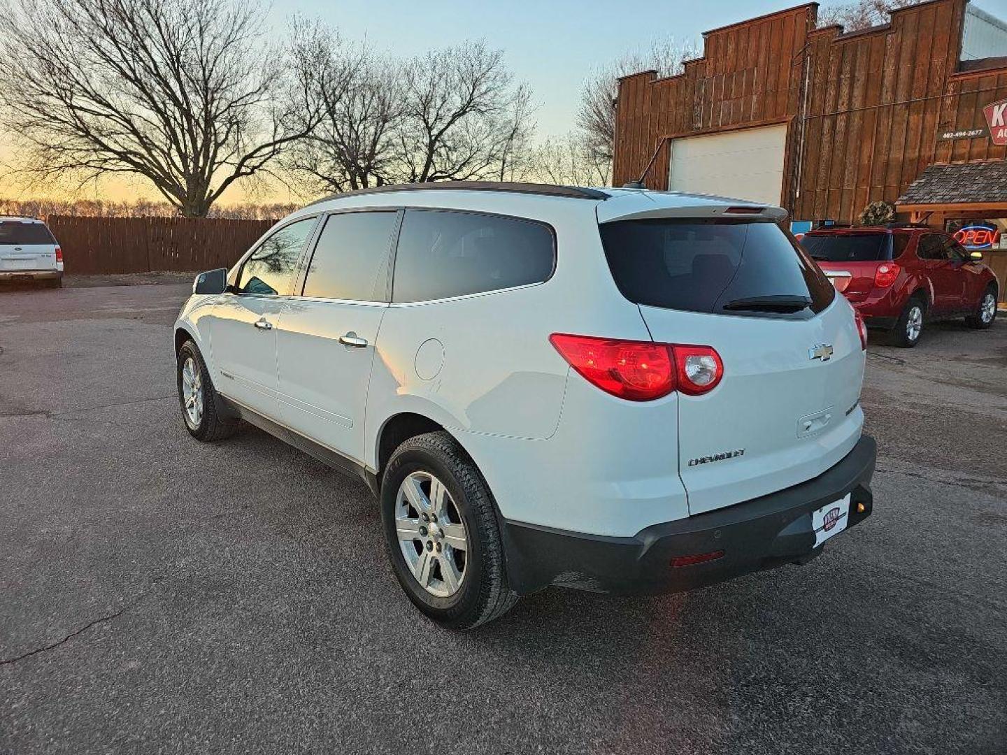 2010 WHITE CHEVROLET TRAVERSE LT (1GNLVGED0AS) with an 3.6L engine, Automatic transmission, located at 495 Old Highway 20 West, South Sioux City, NE, 68776, (402) 494-2677, 42.458408, -96.443512 - Photo#2