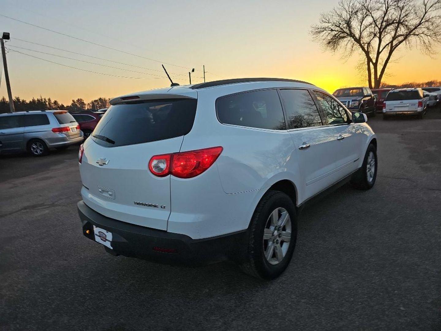 2010 WHITE CHEVROLET TRAVERSE LT (1GNLVGED0AS) with an 3.6L engine, Automatic transmission, located at 495 Old Highway 20 West, South Sioux City, NE, 68776, (402) 494-2677, 42.458408, -96.443512 - Photo#3