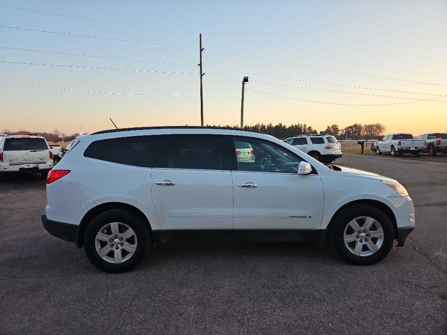 2010 WHITE CHEVROLET TRAVERSE LT (1GNLVGED0AS) with an 3.6L engine, Automatic transmission, located at 495 Old Highway 20 West, South Sioux City, NE, 68776, (402) 494-2677, 42.458408, -96.443512 - Photo#4