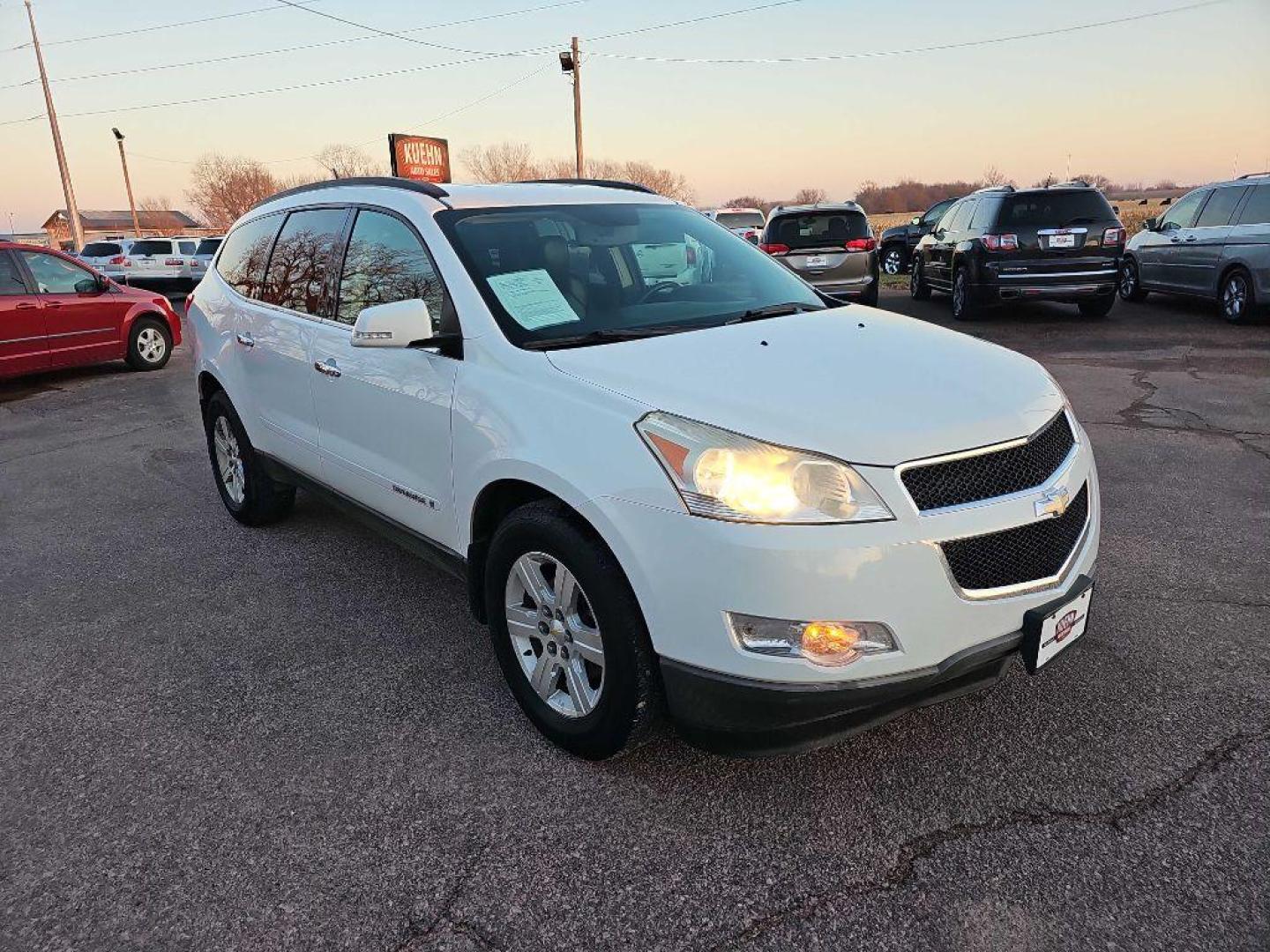 2010 WHITE CHEVROLET TRAVERSE LT (1GNLVGED0AS) with an 3.6L engine, Automatic transmission, located at 495 Old Highway 20 West, South Sioux City, NE, 68776, (402) 494-2677, 42.458408, -96.443512 - Photo#5