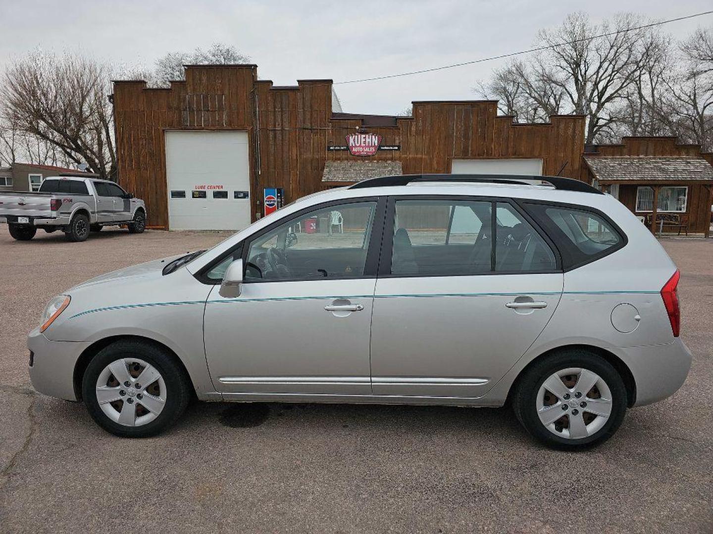 2009 SILVER KIA RONDO LX (KNAFG526097) with an 2.7L engine, Automatic transmission, located at 495 Old Highway 20 West, South Sioux City, NE, 68776, (402) 494-2677, 42.458408, -96.443512 - Photo#1