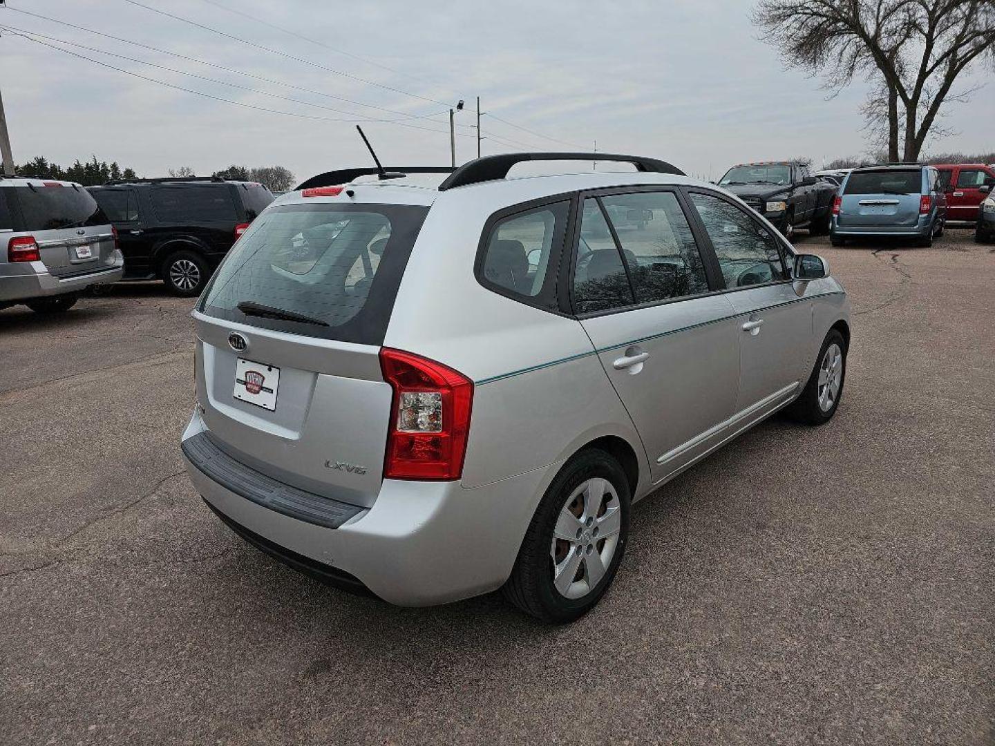 2009 SILVER KIA RONDO LX (KNAFG526097) with an 2.7L engine, Automatic transmission, located at 495 Old Highway 20 West, South Sioux City, NE, 68776, (402) 494-2677, 42.458408, -96.443512 - Photo#2