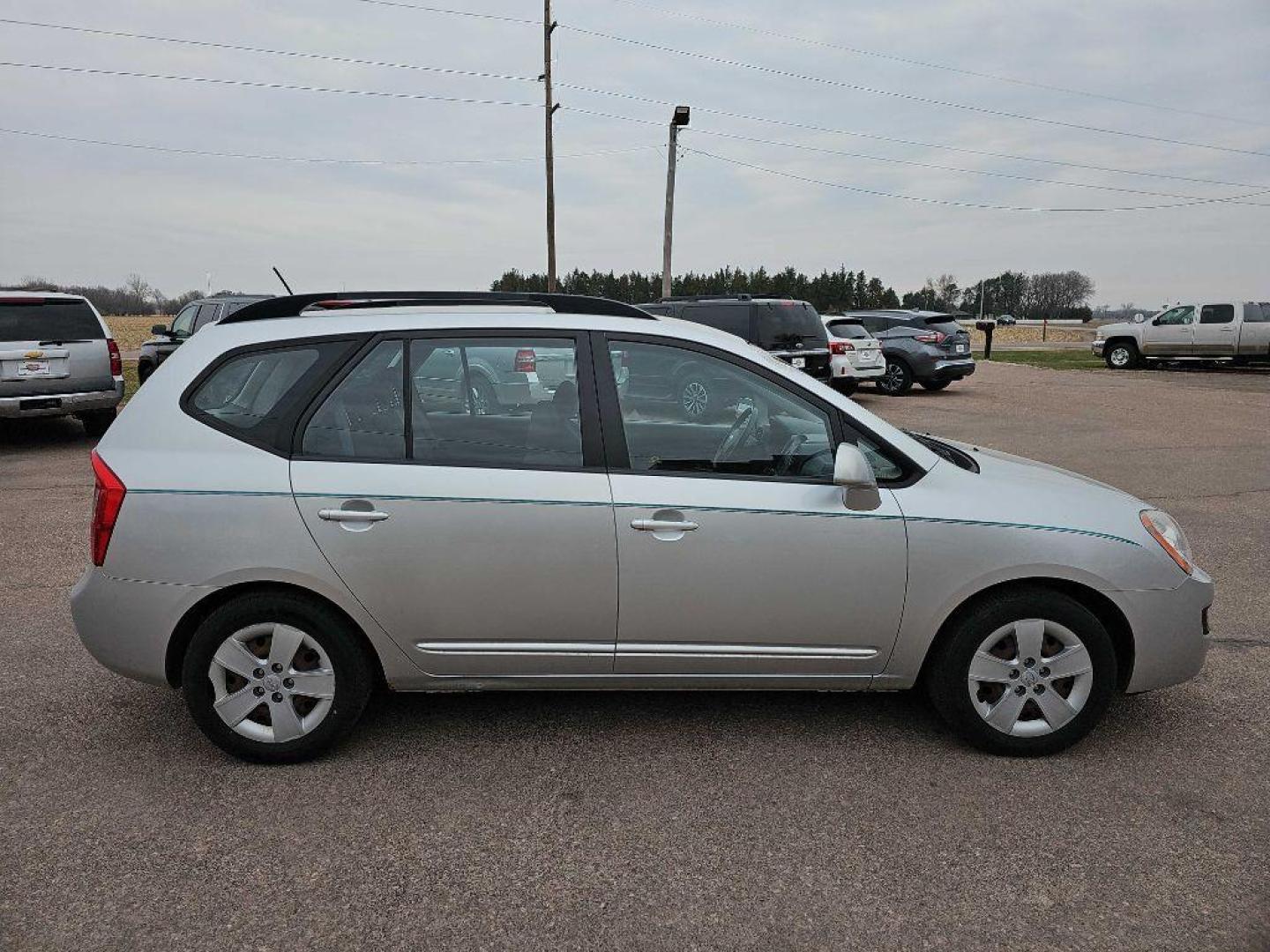 2009 SILVER KIA RONDO LX (KNAFG526097) with an 2.7L engine, Automatic transmission, located at 495 Old Highway 20 West, South Sioux City, NE, 68776, (402) 494-2677, 42.458408, -96.443512 - Photo#4