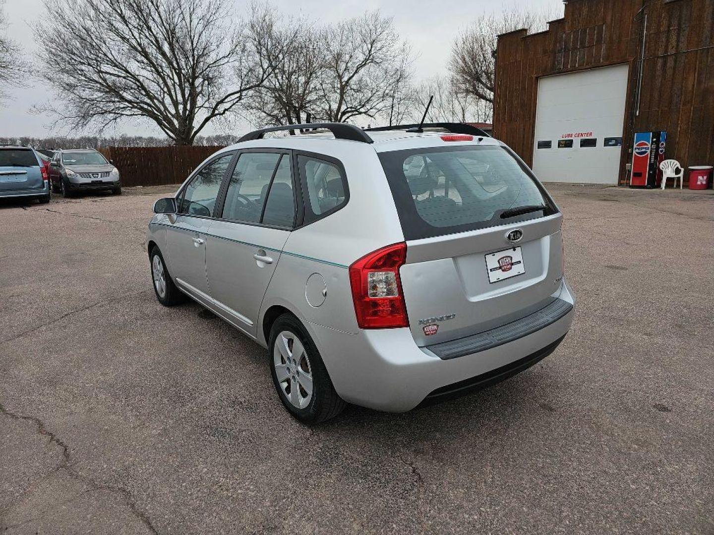 2009 SILVER KIA RONDO LX (KNAFG526097) with an 2.7L engine, Automatic transmission, located at 495 Old Highway 20 West, South Sioux City, NE, 68776, (402) 494-2677, 42.458408, -96.443512 - Photo#6