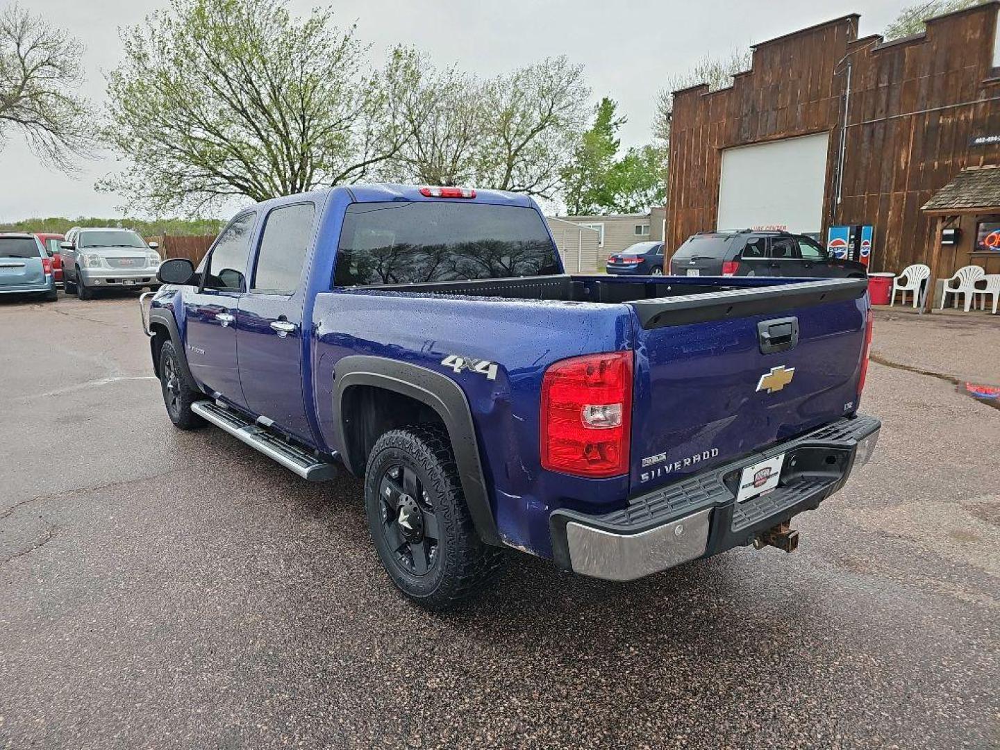 2010 BLUE CHEVROLET SILVERADO 1500 LTZ (3GCRKTE3XAG) with an 5.3L engine, Automatic transmission, located at 495 Old Highway 20 West, South Sioux City, NE, 68776, (402) 494-2677, 42.458408, -96.443512 - Photo#3