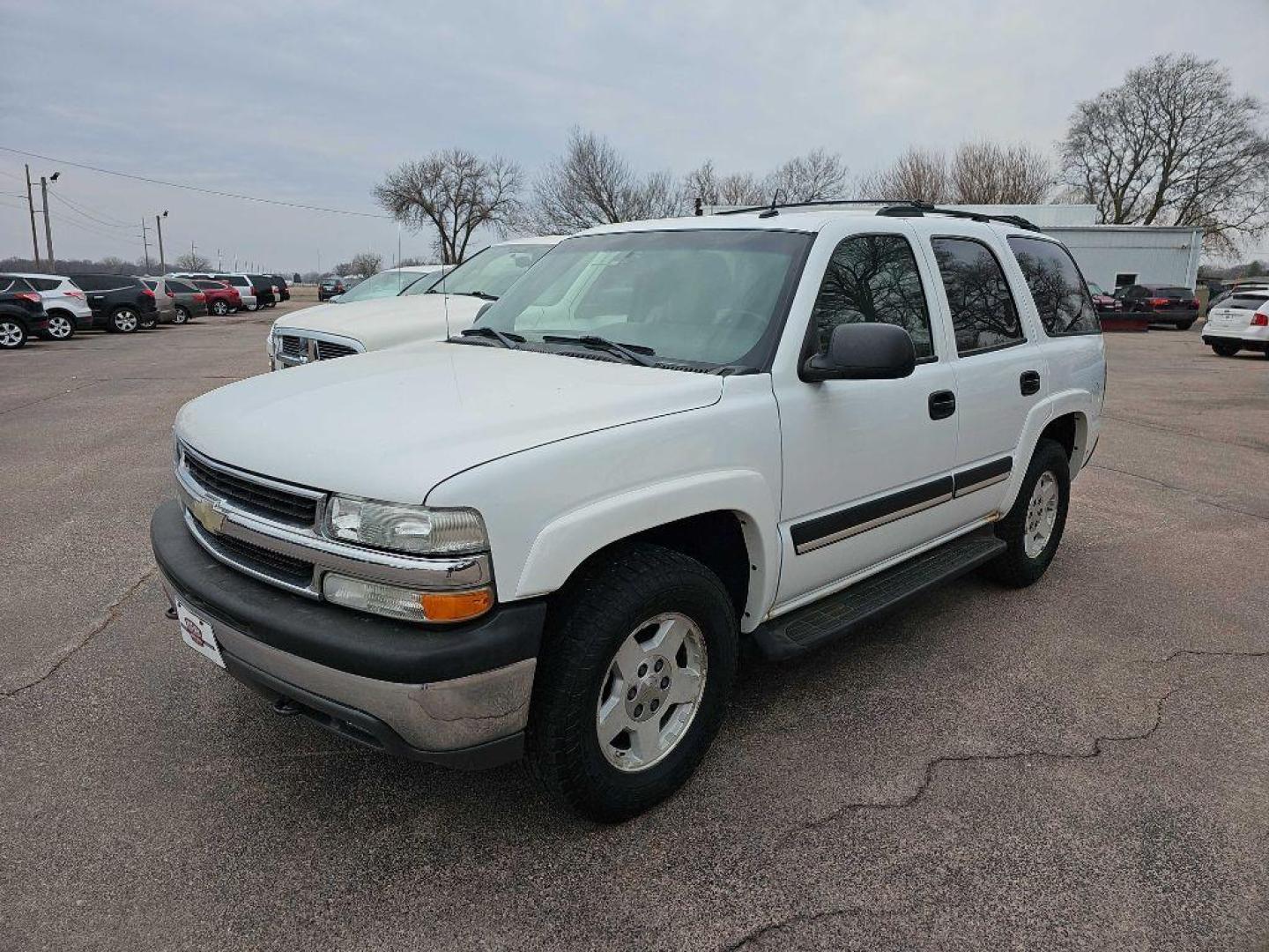 2004 WHITE CHEVROLET TAHOE 1500 (1GNEK13Z84J) with an 5.3L engine, Automatic transmission, located at 495 Old Highway 20 West, South Sioux City, NE, 68776, (402) 494-2677, 42.458408, -96.443512 - Photo#0