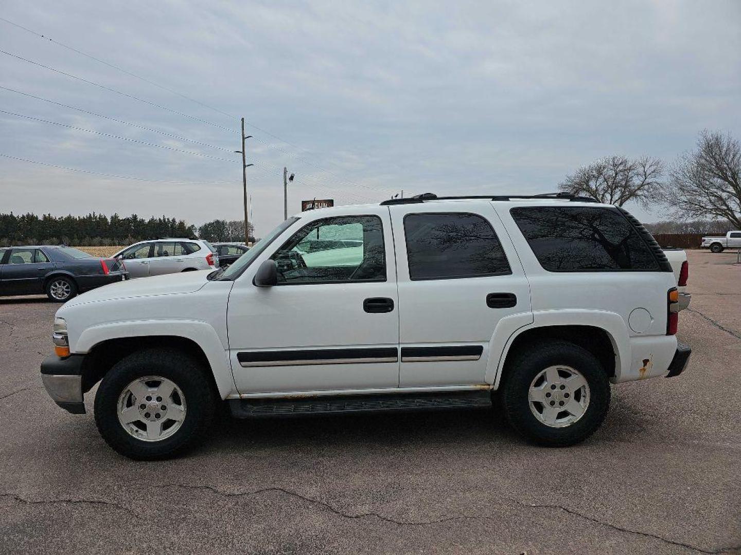 2004 WHITE CHEVROLET TAHOE 1500 (1GNEK13Z84J) with an 5.3L engine, Automatic transmission, located at 495 Old Highway 20 West, South Sioux City, NE, 68776, (402) 494-2677, 42.458408, -96.443512 - Photo#1