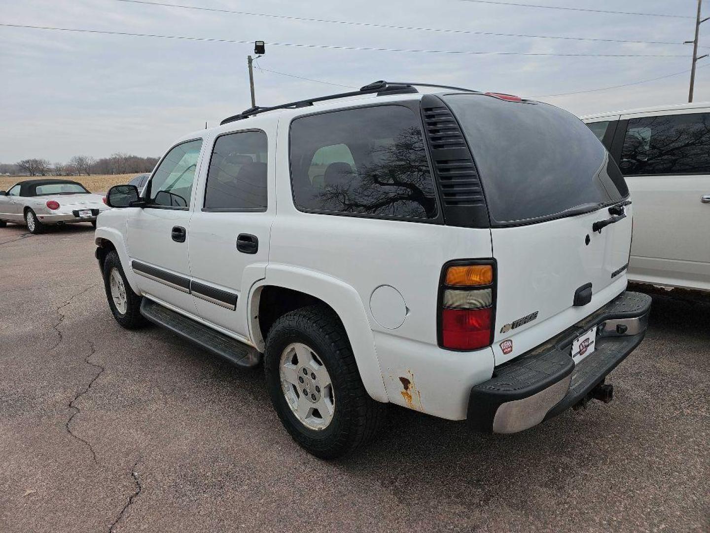 2004 WHITE CHEVROLET TAHOE 1500 (1GNEK13Z84J) with an 5.3L engine, Automatic transmission, located at 495 Old Highway 20 West, South Sioux City, NE, 68776, (402) 494-2677, 42.458408, -96.443512 - Photo#2